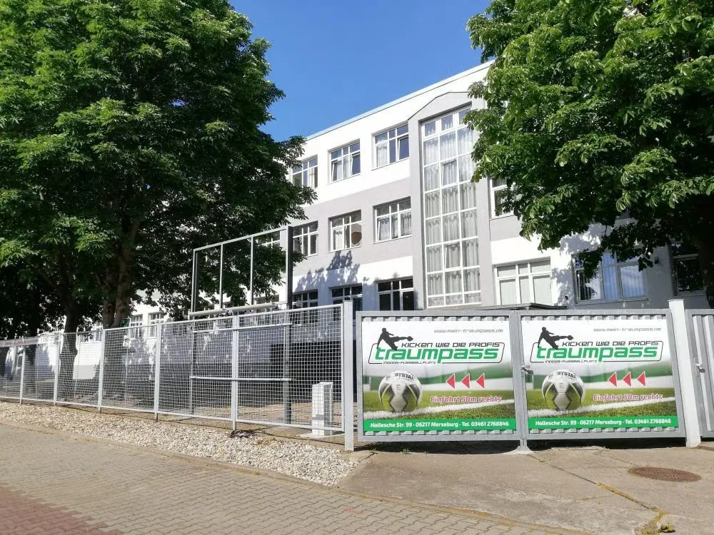 Objektschutz bei einer Begehung einer Asylunterkunft der BIH in Merseburg
