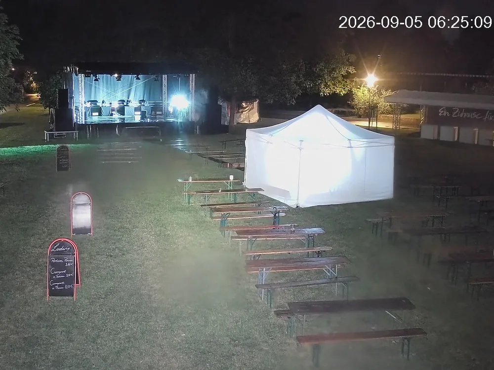 Nachtaufnahme des Videoüberwachungsturms: Bühne, Zelt und Bankreihen beim Pestalozzi Parkfest 2026 in Halle (Saale)